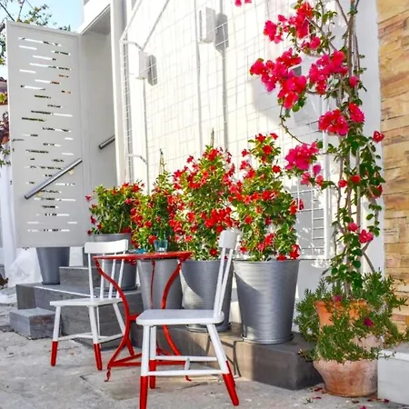 Gruccio Red Studio - A Sunny Gem Apartment
