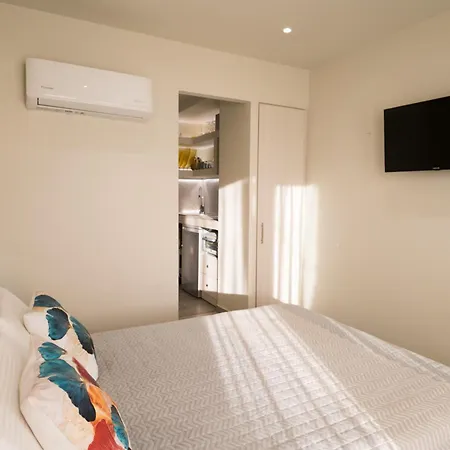 Gruccio Red Studio - A Sunny Gem Apartment *